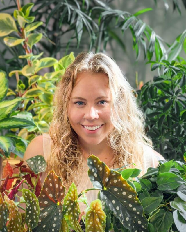 How have plants helped you through tough times? 🫶“Plants have been a part of my life for about seven years, and throughout this journey, I’ve come to appreciate their therapeutic benefits, which align with my work as a therapist.This connection deepened when I lost my dad last year. It was an unexpected loss, and many days, the weight of my grief made getting out of bed feel challenging.During that time, I turned to my plants. I opened the windows to let in the light and watered them to keep them thriving. I found purpose in caring for them, feeling proud of my collection and determined to help them flourish.Eventually, I began to envision a life without my dad, and I owe much of that progress to my plants. They kept me going when I needed it most. Now, I continue to take mindful moments with my plants, especially during challenging times.They truly have the power to change everything.”-Aubree
📸: @houseplanttherapy_
📍Salt Lake City, UT
